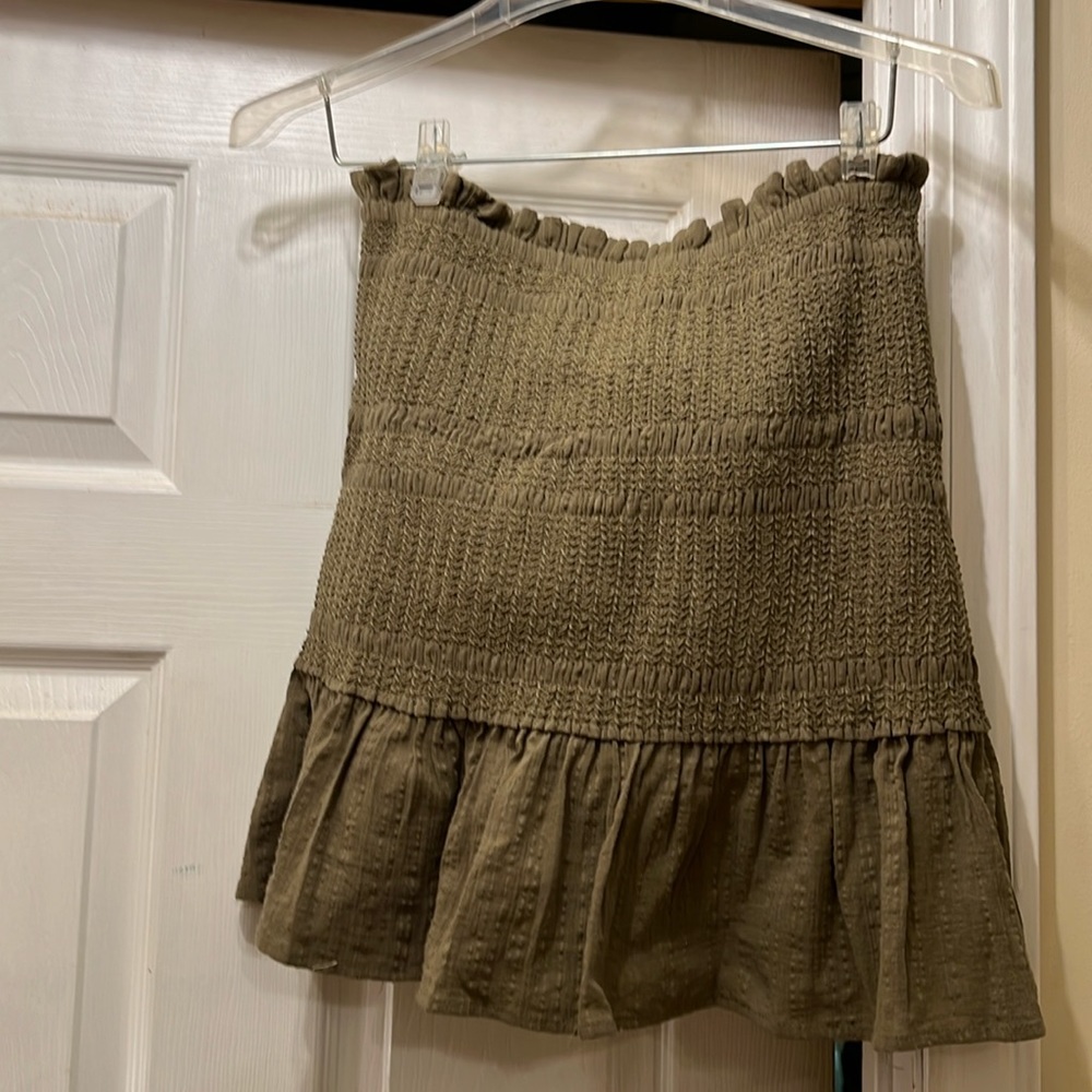 Fitted mini skirt with elastic waist and  hip area.